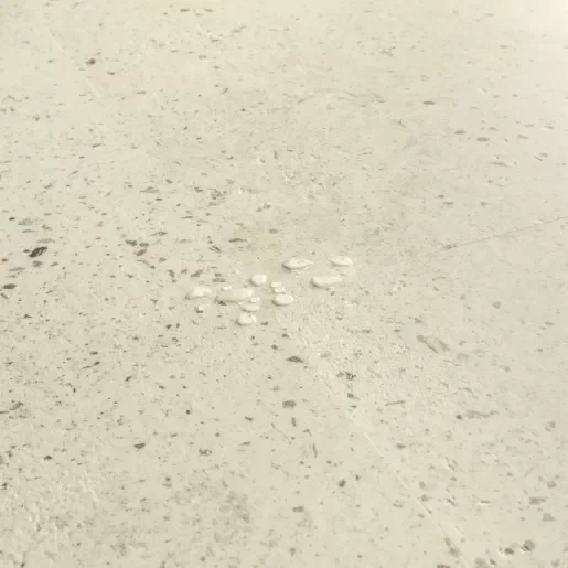 Жесткая ПВХ плитка QUICK-STEP ALPHA VINYL ILLUME AVMTU40276 Бетон галечный (856х428х5+1мм)