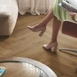 Жесткая ПВХ плитка QUICK-STEP ALPHA VINYL CIRO, ёлка, Эко карамельный AVHBU40364 (630х126х5+1мм)