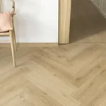 Жесткая ПВХ плитка QUICK-STEP ALPHA VINYL CIRO, ёлка, Эко беж AVHBU40362 (630х126х5+1мм)