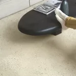 Жесткая ПВХ плитка QUICK-STEP ALPHA VINYL ILLUME AVMTU40276 Бетон галечный (856х428х5+1мм)