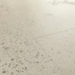 Жесткая ПВХ плитка QUICK-STEP ALPHA VINYL ILLUME AVMTU40275 Бетон устричный (856х428х5+1мм)