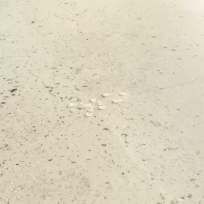 Жесткая ПВХ плитка QUICK-STEP ALPHA VINYL ILLUME AVMTU40276 Бетон галечный (856х428х5+1мм) — Упаковка (2.198м2)