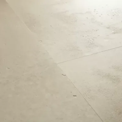 Жесткая ПВХ плитка QUICK-STEP ALPHA VINYL ILLUME AVMTU40274 Бетон песчаный (856х428х5+1мм) — Упаковка (2.198м2)